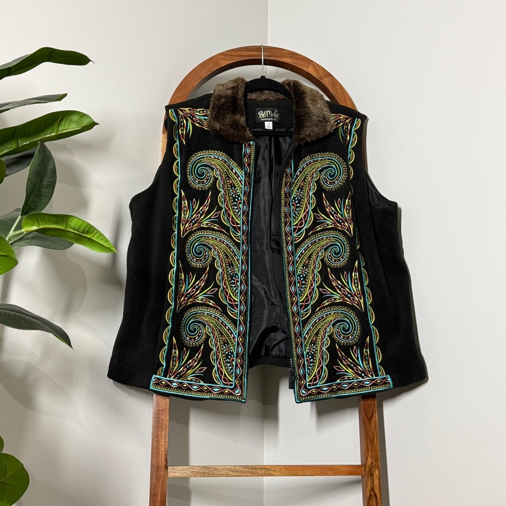 Bob Mackie Wearable Art 1X Black Paisley Embroidered Fleece Full Zip Vest - Picture 4 of 9